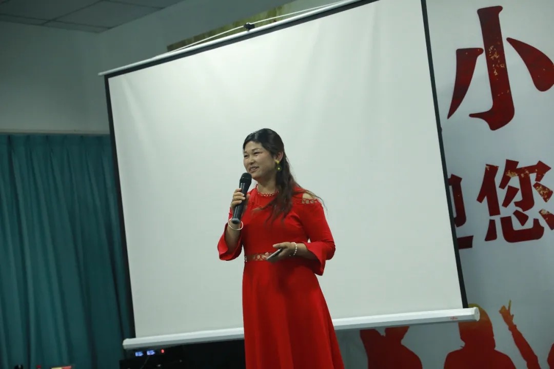 图为嘉宾鲜红琼分享食用小肽洋体验 图为嘉宾鲜红琼分享食用小肽洋体验